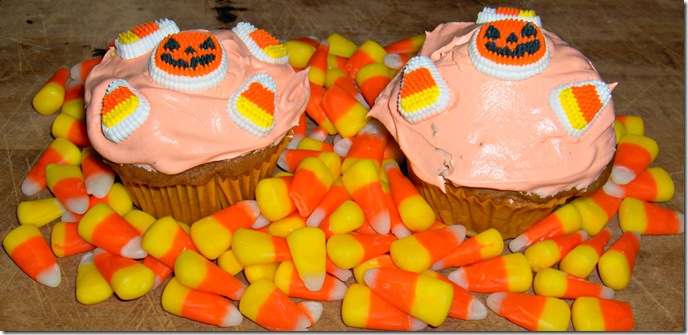 Spicy Pumpkin Cupcakes with #CoolWhipFrosting from CreativeCynchronicity.com