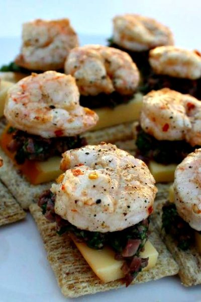 Hanging out with friends in the backyard during the warm summer weather is one of my favorite things to do. And I love to serve them delicious appetizers like these made with grilled shrimp.