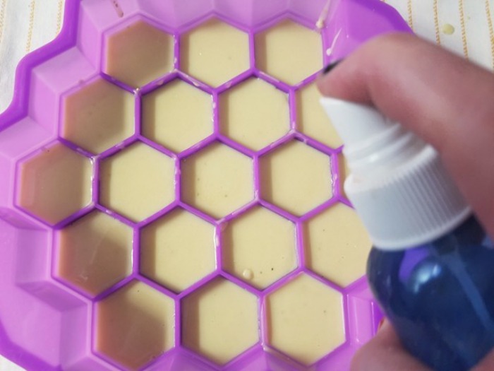 honey bee glitter soap step 8